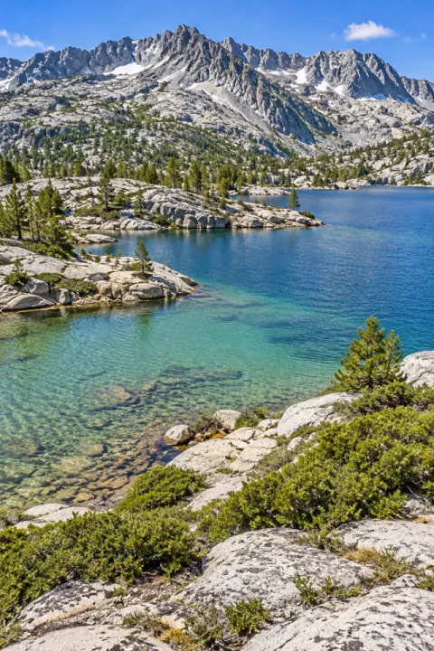 Pentes de genévriers au bord d'un lac d'altitude