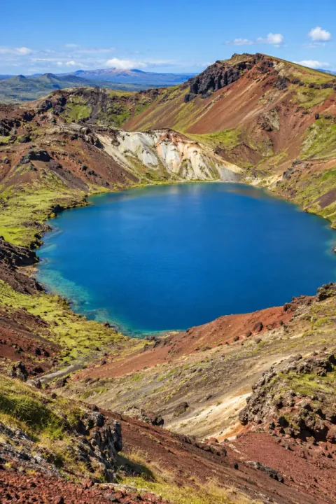 ቀይ የእሳተ ገሞራ ቁልቁለቶች እና ሰማያዊ ሐይቅ